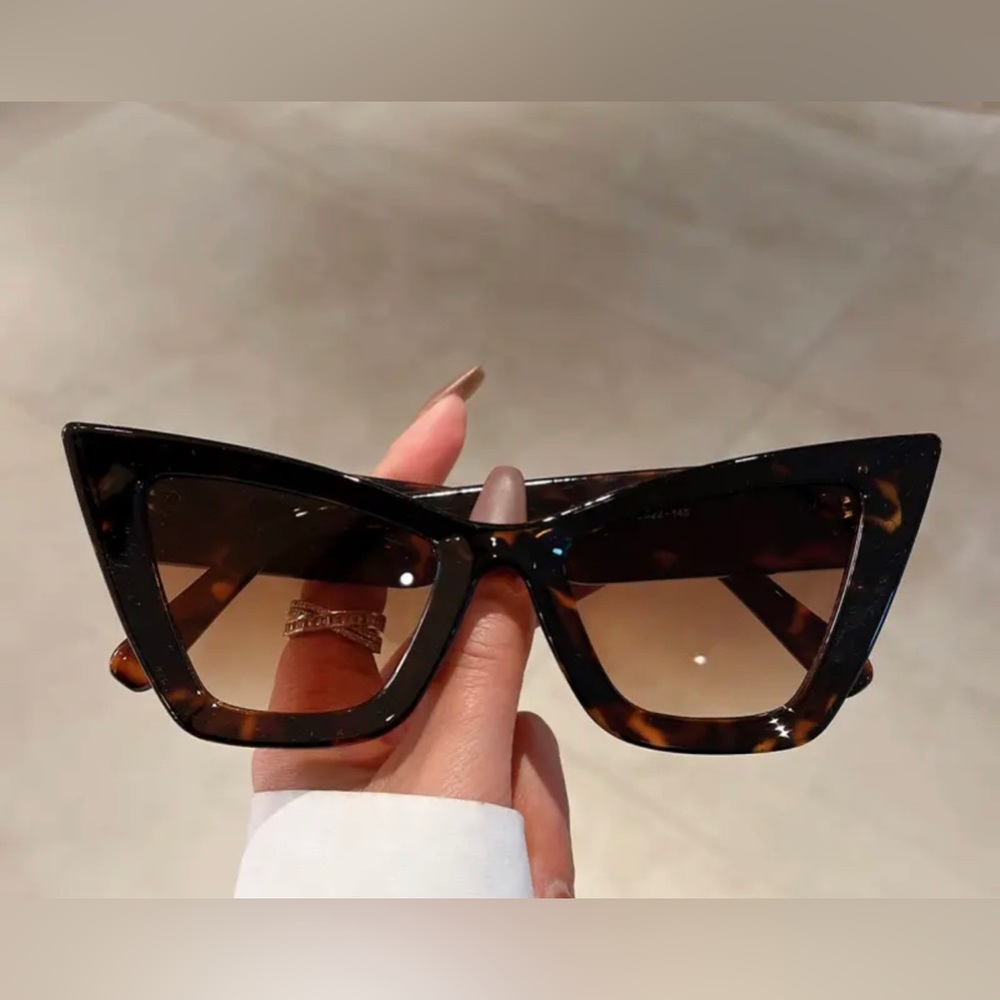 Cat eye sunglasses